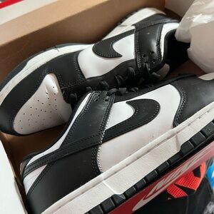 Nike Men's Black and White Sneakers